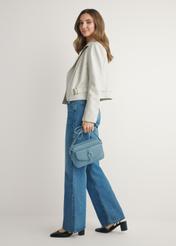 Modrá malá dámska kabelka TOREC-1175-7C(W26) - pohľad spredu na produkt, na modeli, na svetlom pozadí. Viditeľná je celá silueta.