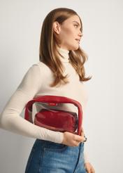 Veľká červená dvojdielna dámska kozmetická taška TOREC-0874A-41(Z25), pohľad spredu na produkt na modelke, viditeľná polovica siluety.