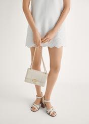 Dámske krémové kožené sandále BUTYD-1177-0B(W26) - pohľad spredu na výrobok, na modelke, na svetlom pozadí. Viditeľná silueta po polovičnú dĺžku.