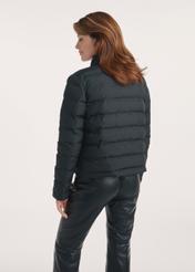 Prešívaná čierna dámska bunda KURDT-0495-99(Z25), pohľad na produkt zozadu na modelke, viditeľná polovica siluety.