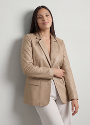 Dámska béžová kožená bunda PLUS SIZE KURDS-0645L-1B(W26), diagonálny pohľad na produkt na modelke, viditeľná polovica siluety.