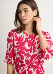 Ružové kvetinové viskózové šaty SUKDT-0271-5P(W26), pohľad spredu na výrobok na modelke. Viditeľná polovica siluety.