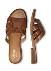 Dámske kožené šľapky v koňakovej farbe BUTYD-1266-1F(W26), pohľad na produkt zhora na bielom pozadí.