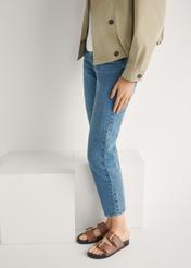 Dámske šľapky z ťavej kože BUTYD-1161-1D(W26), bočný pohľad na produkt na nohách modelky.