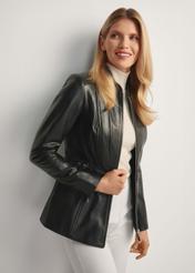 Dámska priliehavá kožená bunda KURDS-0424-99(KS), pohľad spredu na výrobok na modelke. Viditeľná polovica siluety.