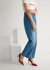 Červené kožené dámske vysoké podpätky BUTYD-1131A-4B(W26), bočný pohľad na produkt na modelke, viditeľná polovica siluety.