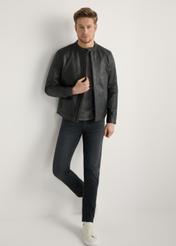 Čierna pánska kožená bunda KURMS-0406-99(W26) - pohľad spredu na produkt, na modelke, na svetlom pozadí. Viditeľná celá silueta.