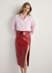 Dámska bavlnená košeľa svetloružovej farby KOSDT-0181-5A(W26), pohľad spredu na produkt na modelke. Viditeľná polovica siluety.