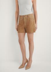 Dámske béžové kožené šortky SPODS-0035-1B(W26), pohľad spredu na produkt na modelke. Viditeľná polovica siluety.