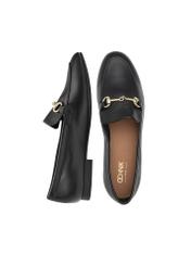 Dámske kožené čierne mokasíny BUTYD-0916A-99(W26), pohľad na produkt zhora na bielom pozadí.