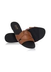 Dámske žabky v ťavej farbe s vrkočom BUTYD-0903C-1D(W26), diagonálny pohľad na produkt na bielom pozadí.