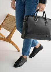 Čierne pánske kožené topánky BUTYM-0490-99(W25), bočný pohľad na produkt na nohách modelu.