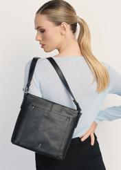 Čierna kožená dámska kabelka TORES-1157-99(Z25) - pohľad na produkt na modeli na bielom pozadí. Viditeľná je polovica siluety.