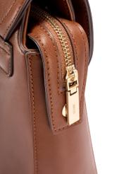 Dámsky batoh v koňakovej farbe TOREC-1198-1F(W26), detailný záber produktu na bielom pozadí.