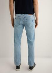 Pánske modré rifle JEAMT-0021-7B(W26), pohľad na produkt zozadu na modeli. Viditeľná polovica siluety.