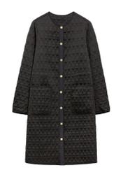 Čierna dlhá dámska prešívaná bunda KURDT-0631-99(W26), pohľad spredu na bielom pozadí.