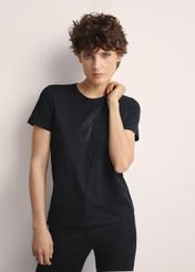 Čierne dámske tričko s logom TSHDT-0148-99(Z25), pohľad spredu na produkt na modelke. Viditeľná polovica siluety.