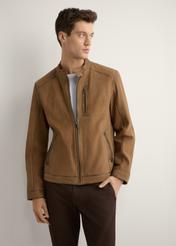 Pánska tmavobéžová semišová bunda KURMS-0398-1C(W26) - pohľad spredu na produkt, modelovaná, na svetlom pozadí. Viditeľná silueta po kolená.