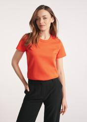 Oranžové bavlnené dámske tričko TSHDT-0144-30(Z25) - pohľad spredu na produkt na modelke na bielom pozadí. Viditeľná je polovica siluety.