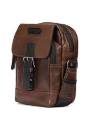 Pánska hnedá kožená taška s klopou TORMS-0105-1H(W26), diagonálny pohľad na produkt na bielom pozadí.