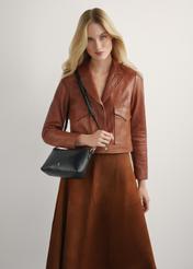 Malá čierna kožená dámska kabelka TORES-1241-99(W26), pohľad na produkt na ramene modelky. Viditeľná polovica siluety.