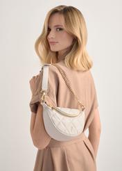 Dámska prešívaná kabelka TOREC-1091-0B(W26) v krémovej farbe, pohľad na produkt na ramene modelky. Viditeľná polovica siluety.