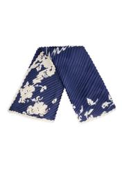 Modrá dámska šatka s logom SZADT-0192-7P(W26), pohľad na zložený výrobok na bielom pozadí.