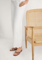 Dámske šľapky z ťavej kože BUTYD-1227-1D(W26), bočný pohľad na produkt na nohách modelky.