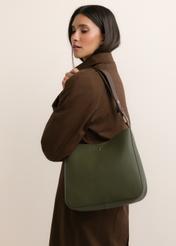 Zelená dámska hobo taška TOREC-1257-8B(Z26), diagonálny pohľad na produkt, na modelke, na svetlom pozadí. Viditeľná polovica siluety.
