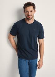 Pánske tmavomodré tričko TSHMT-0134-68(Z25), pohľad spredu na produkt na modelke. Viditeľná polovica siluety.