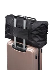 Čierna cestovná taška TORMN-0382-99(Z25), pohľad na produkt zozadu na kufri na bielom pozadí.