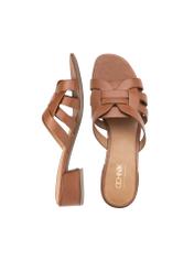 Dámske kožené šľapky na blokovom podpätku BUTYD-1265-1F(W26), pohľad na produkt zhora na bielom pozadí.