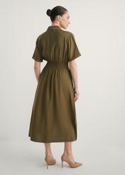 Kaki midi šaty SUKDT-0257-8D(W26), pohľad na modelku zozadu. Viditeľné celé telo.