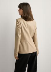 Dámska béžová kožená bunda KURDS-0445-1B(W26), pohľad na modelku zozadu. Viditeľná polovica siluety.