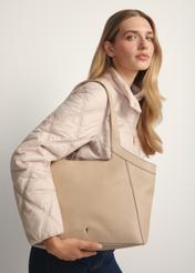 Veľká dámska kožená kabelka TORES-1205-1B(W26) - pohľad spredu na produkt, na modelke, na svetlom pozadí. Viditeľná polovica siluety.