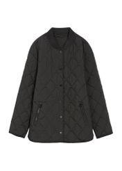 Dámska čierna prešívaná bunda KURDT-0580-99(W26) - pohľad spredu na bielom pozadí.