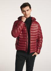 Pánska bunda v bordovej farbe KURMT-0380-49(Z25), produkt viditeľný spredu na modeli, viditeľná polovica siluety.
