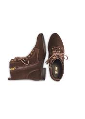 Dámske hnedé semišové členkové čižmy BUTYD-1008-89(Z25), pohľad na produkt zhora a zboku na bielom podklade.