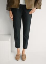 Dámske béžové kožené mokasíny BUTYD-1262-1B(W26), pohľad spredu na produkt na nohách modelky.