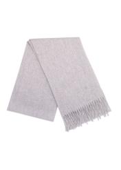 Dámska šatka sivej farby so strapcami SZADT-0209-91(Z25), pohľad spredu na zložený výrobok na bielom pozadí.