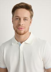 Krémové bavlnené polo tričko POLMT-0045B-0B(W26), detailný záber produktu na siluete modelky.