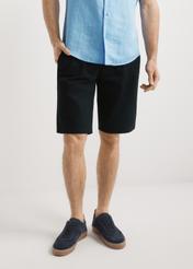 Tmavomodré semišové športové topánky BUTYM-0543-7D(W26), pohľad spredu na produkt na nohách modelky.