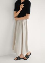 Dámske kožené žabky v čiernej farbe BUTYD-1268-99(W26), bočný pohľad na produkt na nohách modelky.