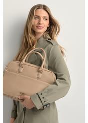 Béžová dámska taška na notebook TOREC-1209-1B(W26), pohľad na produkt v rukách modelky. Viditeľná polovičná silueta.