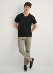 Pánske tmavobéžové nohavice SPOMT-0121-1K(W26) - pohľad spredu na výrobok, na modeli, na svetlom pozadí. Viditeľná celá silueta.