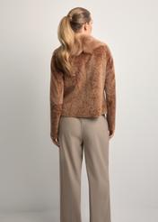 Dámsky kožený kabát z ovčej kože ťavej farby KOZDS-0095-3099(Z25), pohľad na modelku zozadu. Viditeľná polovica siluety.