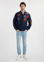 Pánska pilotná bunda TOP GUN v námorníckej modrej farbe KURMT-0381-69(W25) - pohľad spredu na modelku na bielom pozadí. Celá silueta je viditeľná.
