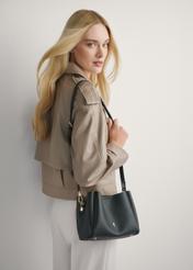 Čierna dámska kabelka cez rameno TOREC-1182-99(W26) - pohľad na produkt mierne diagonálny na modelke, na svetlom pozadí. Viditeľná polovica siluety.