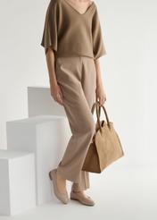 Dámske béžové kožené balerínky BUTYD-1245-1B(W26), bočný pohľad na produkt na nohách modelky.