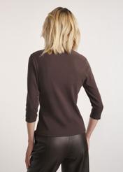 Hnedá dámska blúzka s výstrihom do V LSLDT-0036-1I(W26) pohľad na produkt zozadu na modelke. Viditeľná polovica siluety.